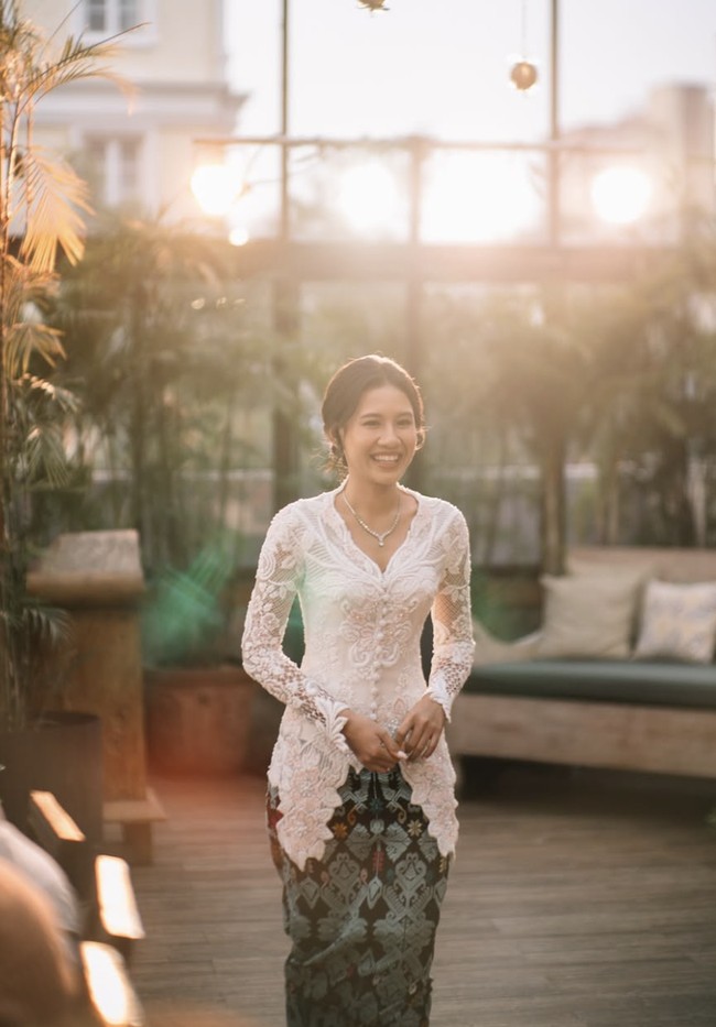 Kebaya dengan potongan klasik ini memperlihatkan kesan sederhana namun tetap mewah. Sentuhan bordir halus pada  menambah nilai estetika pada penampilannya. Shenina memadukan kebaya putihnya dengan rok tenun. Foto: dok. Instagram @angga