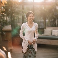 Kebaya dengan potongan klasik ini memperlihatkan kesan sederhana namun tetap mewah. Sentuhan bordir halus pada  menambah nilai estetika pada penampilannya. Shenina memadukan kebaya putihnya dengan rok tenun. Foto: dok. Instagram @angga