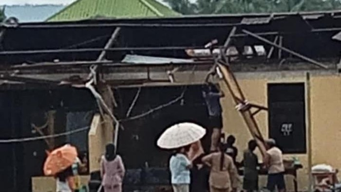 Asrama Polsek Balantak di Kabupaten Banggai, Sulawesi Tengah (Sulteng) rusak berat akibat diterjang angin puting beliung.