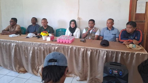 Pertemuan sejumlah Kades di Kecamatan Wera dengan Anggota DPR, Mahdalena, di Kantor Desa Nanga Wera, Minggu (16/2/2025). (Istimewa)