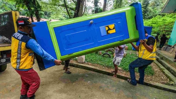 Bantuan Toilet Darurat untuk Korban Kebakaran di Kendari Petugas BPPW Sultra mengangkat toilet portabel di lokasi kebakaran di TPAS Puuwatu, Kendari, Sulawesi Tenggara, Sabtu (15/2/2025). Balai Prasarana Permukiman Wilayah (BPPW) Sulawesi Tenggara menyediakan tiga toilet portabel beserta dua tangki air kapasitas 4.000 liter di lokasi kebakaran guna memenuhi kebutuhan mandi dan bersih-bersih warga terdampak.