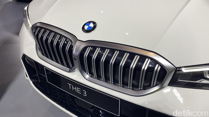 BMW 320i M Sport meluncur di IIMS 2025 BMW 320i M Sport meluncur di IIMS 2025 kendaraan listrik premium