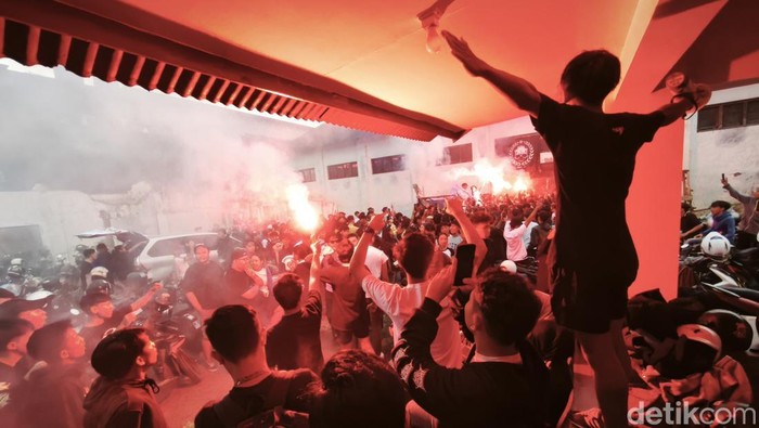 Bobotoh menyambut skor imbang di laga Persija vs Persib.