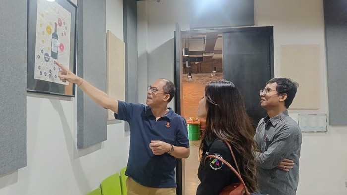 CFO PT Hatten Bali Tbk, Ketut Sumarwan, menjelaskan mengenai jenis-jenis wine di kantornya, Minggu (16/2/2025). (Karsiani Putri/detikBali)