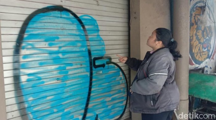 Coretan grafiti di ruko warga Dinoyo, Kota Malang.