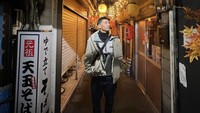 strolling out for some supper & Japanese izakayas, tulis Daffa di keterangan foto. Aktor Lembayung ini sedang di Jepang dan siap untuk kulineran enak. Foto: Instagram daffawardhana