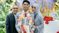Sebagai anak tunggal, Daffa ikut berbahagia merayakan ulang tahun pernikahan orang tuanya yang ke-25 pada 2023. Terlihat ada banyak cake cantik di sana. Foto: Instagram daffawardhana