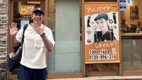 Atlet Brazilian Jiu-jitsu ini pernah liburan ke Tokyo, Jepang. Ia pun tak melewatkan pose di depan restoran Yoshinoya yang ikonik di sana. Foto: Instagram daffawardhana