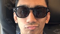 Daffa Wardhana baru-baru ini jadi perbincangan netizen karena di-mention Ariel Tatum dalam unggahan Instagramnya. Tampak Ariel Tatum memegang sebuket bunga saat hari Valentine dengan menandai akun Daffa. Foto: Instagram daffawardhana