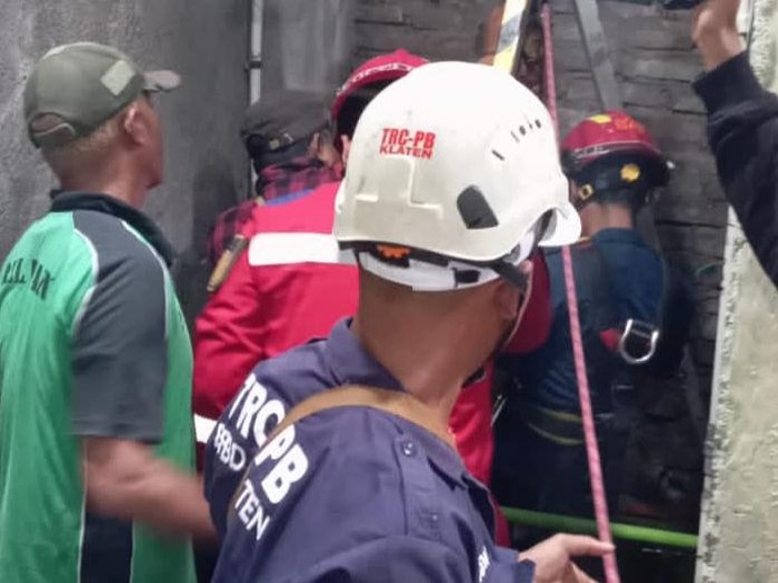 Evakuasi lansia tercebur sumur di Cawas, Klaten, Minggu (16/2/2025).