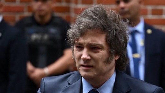 (FILES) Argentinas President Javier Milei leaves the Holocaust Museum after attending an event to commemorate International Holocaust Remembrance Day in Buenos Aires on January 27, 2025. Milei was facing criticism on February 15 after promoting a cryptocurrency whose value soared, then quickly tanked, sparking accusations of fraud and calls for an investigation. (Photo by Luis ROBAYO / AFP)