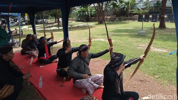 Gladhen jemparingan gaya mataraman di Kota Cirebon