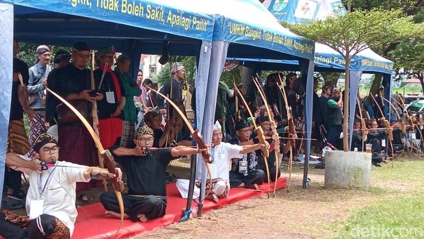 Gladhen jemparingan gaya mataraman di Kota Cirebon