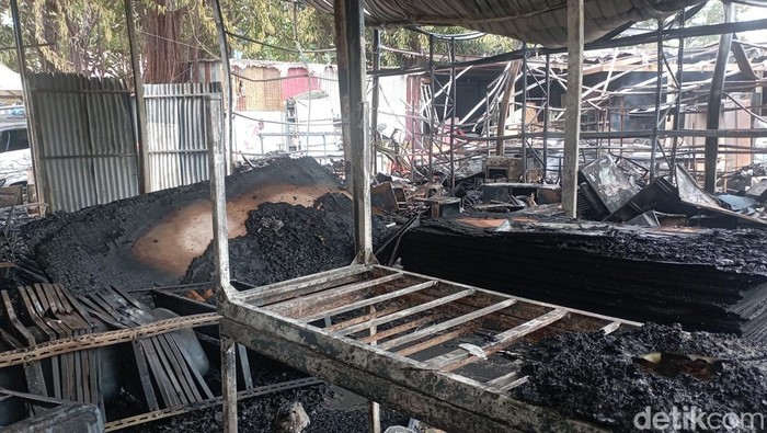 Gudang barang bekas di Jalan Nikel Makassar terbakar.