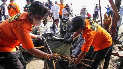HUT ke-53, Basarnas Bersih-bersih Sampah di Pantai Ujong Blang Aceh