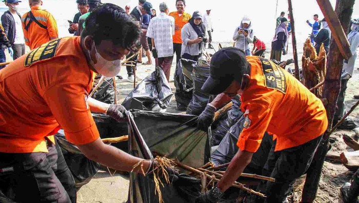 Peserta aksi gabungan relawan peduli lingkungan memungut sampah di kawasan Pantai Ujong Blang, Lhoksuemawe, Aceh, Minggu (16/2/2025). Aksi bersih dalam upaya menjaga laut bebas dari sampah plastik dan merawat kebersihan lingkungan kawasan pantai  tersebut dalam rangka menyambut HUT ke-53 Badan Nasional Pencarian dan Pertolongan (Basarnas). ANTARA FOTO/Rahmad/YU