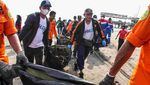 HUT ke-53, Basarnas Bersih-bersih Sampah di Pantai Ujong Blang Aceh