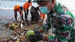 HUT ke-53, Basarnas Bersih-bersih Sampah di Pantai Ujong Blang Aceh