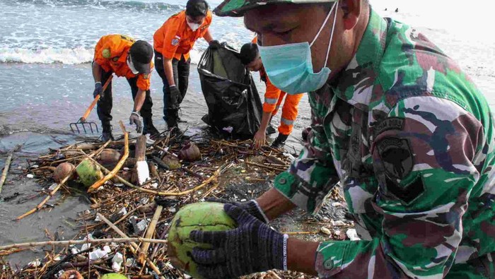 Peserta aksi gabungan relawan peduli lingkungan memungut sampah di kawasan Pantai Ujong Blang, Lhoksuemawe, Aceh, Minggu (16/2/2025). Aksi bersih dalam upaya menjaga laut bebas dari sampah plastik dan merawat kebersihan lingkungan kawasan pantai  tersebut dalam rangka menyambut HUT ke-53 Badan Nasional Pencarian dan Pertolongan (Basarnas). ANTARA FOTO/Rahmad/YU