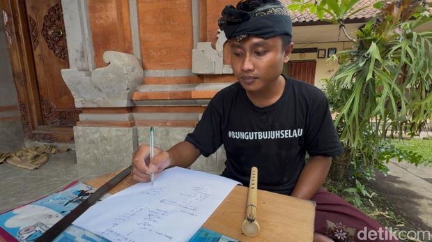 I Made Adi Wira Nata menggunakan beberapa rumus Matematika hingga Fisika untuk memproduksi seruling atau suling bambu. (Foto: I Nyoman Adhisthaya Sawitra/detikBali)