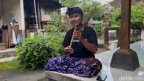 I Made Adi Wira Nata menggunakan beberapa rumus Matematika hingga Fisika untuk memproduksi seruling atau suling bambu. (Foto: I Nyoman Adhisthaya Sawitra/detikBali)