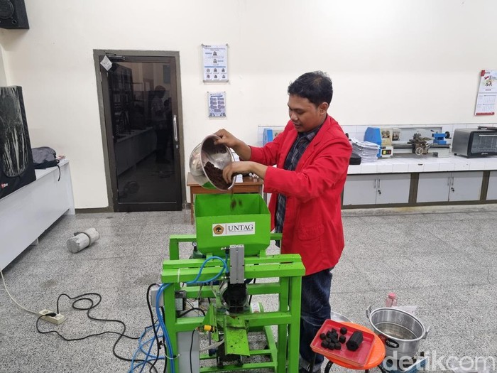 Proses pembuatan briket ramah lingkungan berbahan limbah ampas kopi dan kulit ari kelapa