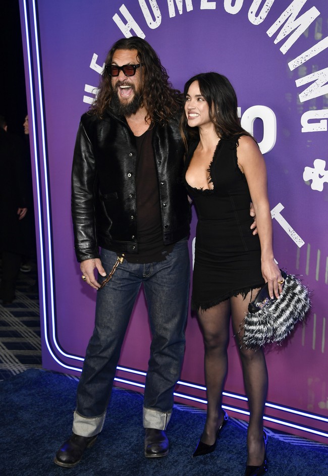 Sebelumnya, Jason dan aktris 32 tahun itu juga terlihat berjalan-jalan bersama di New York sambil bergandengan tangan. Dalam kesempatan santai tersebut, aktor 45 tahun itu mengenakan kaus putih bergambar, celana berwarna mencolok, serta melengkapi penampilannya dengan jaket kulit hitam dan topi. (Foto: Evan Agostini/Invision/AP)