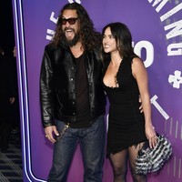 Sebelumnya, Jason dan aktris 32 tahun itu juga terlihat berjalan-jalan bersama di New York sambil bergandengan tangan. Dalam kesempatan santai tersebut, aktor 45 tahun itu mengenakan kaus putih bergambar, celana berwarna mencolok, serta melengkapi penampilannya dengan jaket kulit hitam dan topi. (Foto: Evan Agostini/Invision/AP)