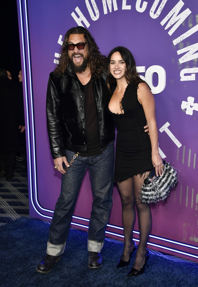 Jason yang terkenal sebagai pemeran “Aquaman” itu tampil kasual dengan kaus hitam, jaket hitam, dan celana jeans denim gelap. Sementara itu, Arjona mengenakan gaun hitam ketat berpotongan rendah yang dipadukan dengan stoking hitam. (Foto: Evan Agostini/Invision/AP)