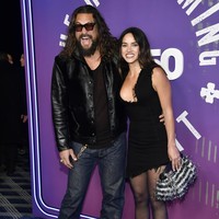 Jason yang terkenal sebagai pemeran “Aquaman” itu tampil kasual dengan kaus hitam, jaket hitam, dan celana jeans denim gelap. Sementara itu, Arjona mengenakan gaun hitam ketat berpotongan rendah yang dipadukan dengan stoking hitam. (Foto: Evan Agostini/Invision/AP)