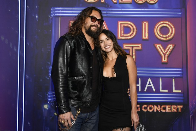 Jason pertama kali mengonfirmasi hubungannya dengan Arjona pada Mei 2024 dengan membagikan foto-foto mesra mereka dari perjalanan ke Jepang. Dalam salah satu foto, aktor “Fast X” itu tampak memeluk Arjona saat mereka menikmati makan malam bersama teman-teman. (Foto: Evan Agostini/Invision/AP)