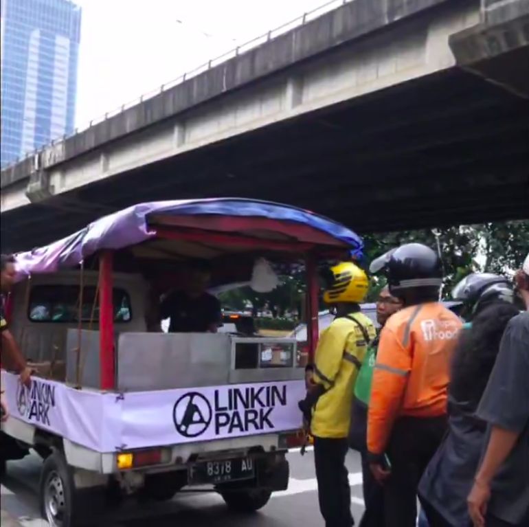 Jelang Konser di Jakarta, Linkin Park Bagi-bagi Tahu Bulat Gratis