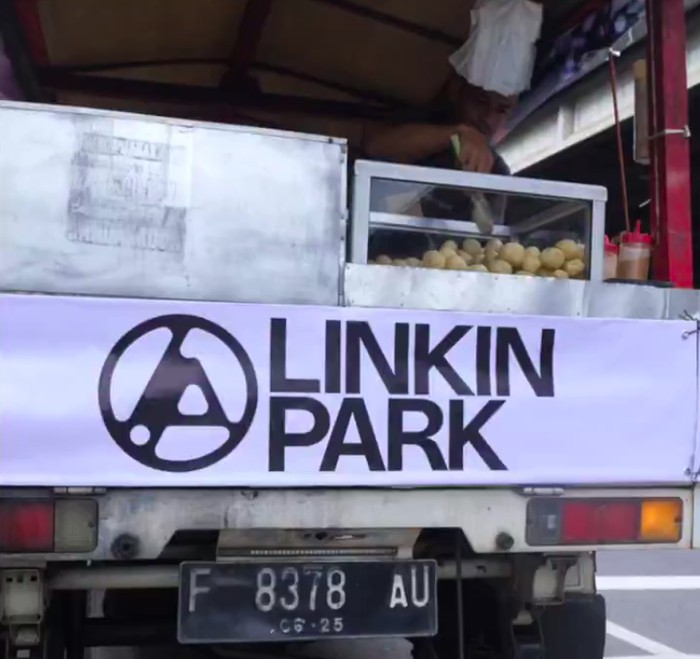Jelang Konser di Jakarta, Linkin Park Bagi-bagi Tahu Bulat Gratis
