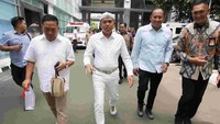 Gubernur Jawa Barat terpilih Dedi Mulyadi hadir dengan mengenakan pakaian serba putih. 
