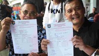 Gubernur Jawa Tengah terpilih Ahmad Luthfi dan Bupati Pati terpilih Sudewo menunjukan formulir pendaftaran sebelum menjalani tes kesehatan dan pengambilan tanda pangkat. 