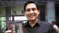 Bupati Indramayu terpilih Lucky Hakim menunjukan tanda pangkat usai menjalani tes kesehatan dan pengambilan tanda pangkat di Kantor Kemendagri, Jakarta.  