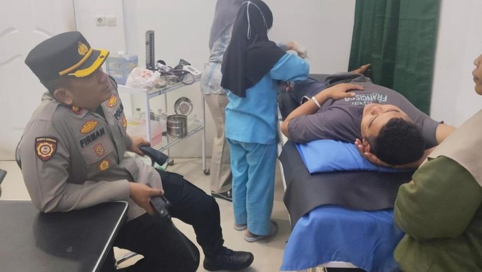 Kapolsek Bogor Selatan saat menjenguk satpam korban penyekapan perampok di SLB Bogor (dok. Istimewa)