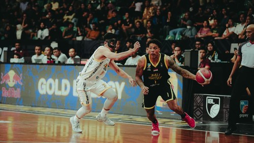 Kapten Bali United Basketball, Xavier Charles Cannefax (kanan) saat berhadapan dengan pemain Kesatria Bengawan Solo, Sabtu (15/2/2025) malam. (Foto: Dok. Bali United)
