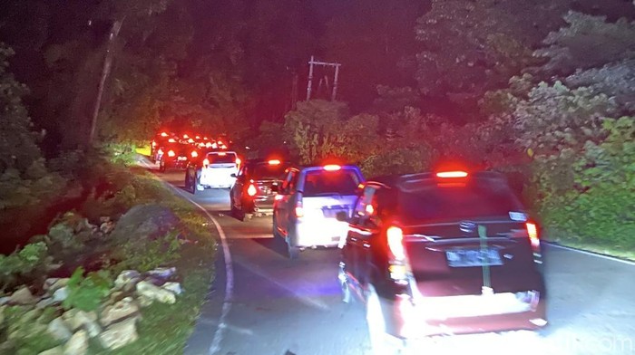 Kemacetan di Jalur Tompo Ladang malam ini.