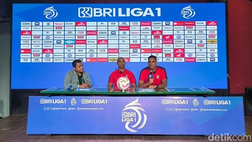 Asisten pelatih Bali United, Kleberson dos Santos (tengah) bersama Jaimerson da Silva dalam sesi konferensi pers di Bali United Cafe, Minggu (16/2/2025)