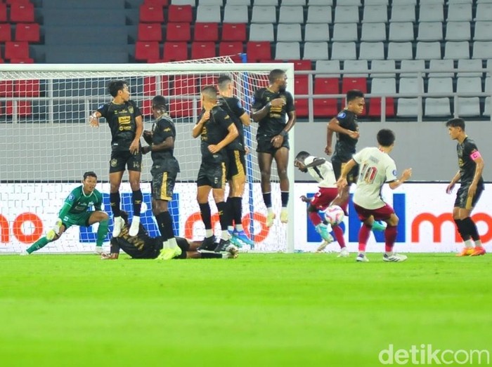 Laga PSIS melawan PSM dalam laga pekan 23 di Stadion Jatidiri Semarang, Minggu (16/2/2025) malam.