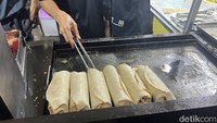 Setelah semua isian dilengkapi, kebab ini digulung, lalu dipanggang menggunakan tambahan mentega selama kurang lebih 5 menit. Foto: Detikcom / Atiqa Rana
