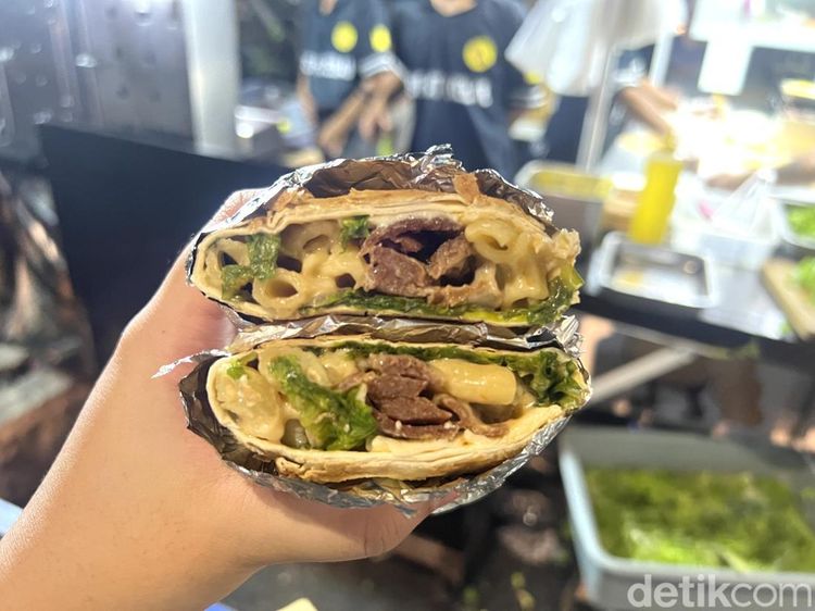 Lezatnya Kebab Gendut Paling Viral di Sunter yang Antre 1 Jam!