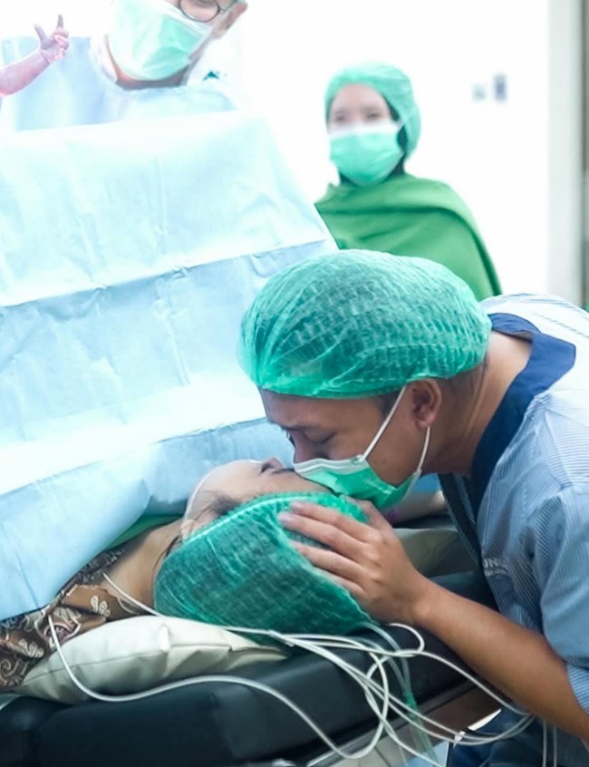 Proses persalinan berlangsung secara caesar dengan didampingi suami, Rizky Febian. Terlihat momen haru saat Rizky Febian menemani istrinya di kamar operasi. Foto: Instagram/@rizkyfbian/@mahaliniraharja