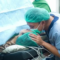 Proses persalinan berlangsung secara caesar dengan didampingi suami, Rizky Febian. Terlihat momen haru saat Rizky Febian menemani istrinya di kamar operasi. Foto: Instagram/@rizkyfbian/@mahaliniraharja