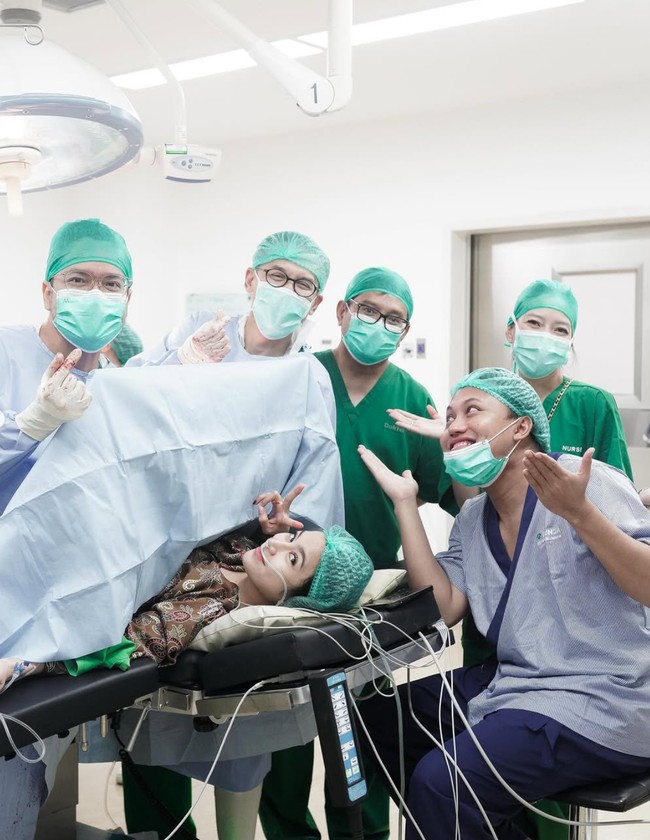 Di keterangan unggahan Rizky Febian dan Mahalini mengungkap nama putri pertama mereka, Zairee Selina Quinlyn Kareema Febian. Unggahan tersebut pun langsung ramai dan banjir ucapan selamat dari para netizen. Foto: Instagram/@rizkyfbian/@mahaliniraharja