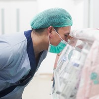 Dalam salah satu foto terlihat Rizky Febian yang masih mengenakan pakaian lengkap untuk masuk ke ruang operasi tengah melihat putri pertamanya yang baru saja lahir. Haru sekaligus bahagia tampak jelas di wajah pelantun lagu Kesempuraan Cinta tersebut. Foto: Instagram/@rizkyfbian/@mahaliniraharja