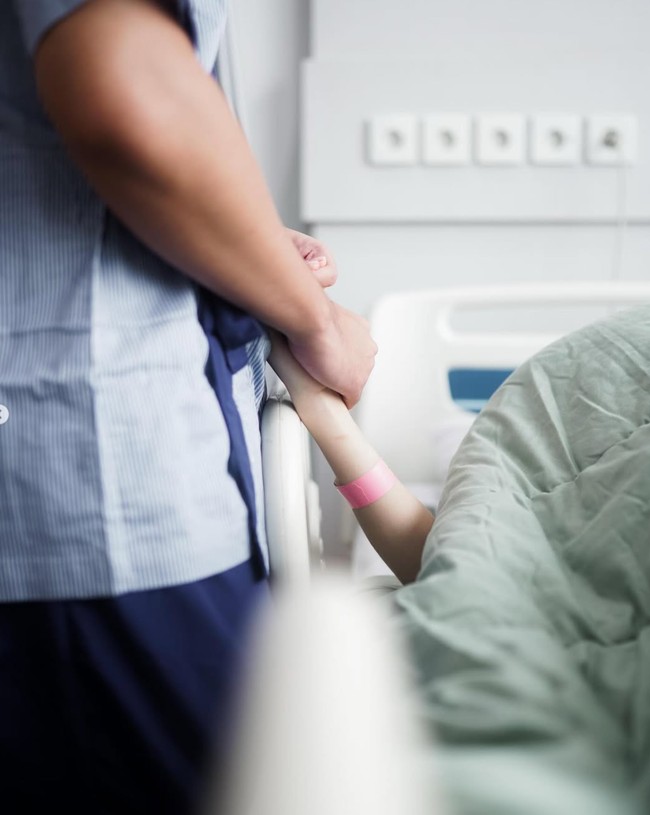 Sebagai suami sekaligus ayah siaga, pria yang akrab disapa Iky itu tampak setia menemani istrinya. Sebelumnya Iky dan Mahalini diketahui telah resmi menikah pada 10 Mei 2024. Resepsi keduanya digelar meriah di Bali, tempat asal Mahalini. Foto: Instagram/@rizkyfbian/@mahaliniraharja