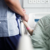 Sebagai suami sekaligus ayah siaga, pria yang akrab disapa Iky itu tampak setia menemani istrinya. Sebelumnya Iky dan Mahalini diketahui telah resmi menikah pada 10 Mei 2024. Resepsi keduanya digelar meriah di Bali, tempat asal Mahalini. Foto: Instagram/@rizkyfbian/@mahaliniraharja