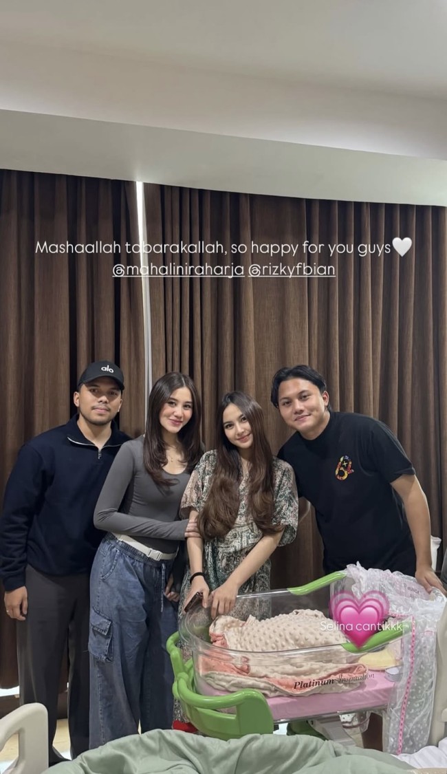 Beberapa rekan artis tampak sudah berkunjung, diantaranya ada Thariq dan Aaliyah. Penampilan Mahalini juga terlihaf tetap cantik dan menawan meski baru saja melahirkan putri pertamanya. Foto: Instagram/@rizkyfbian/@mahaliniraharja